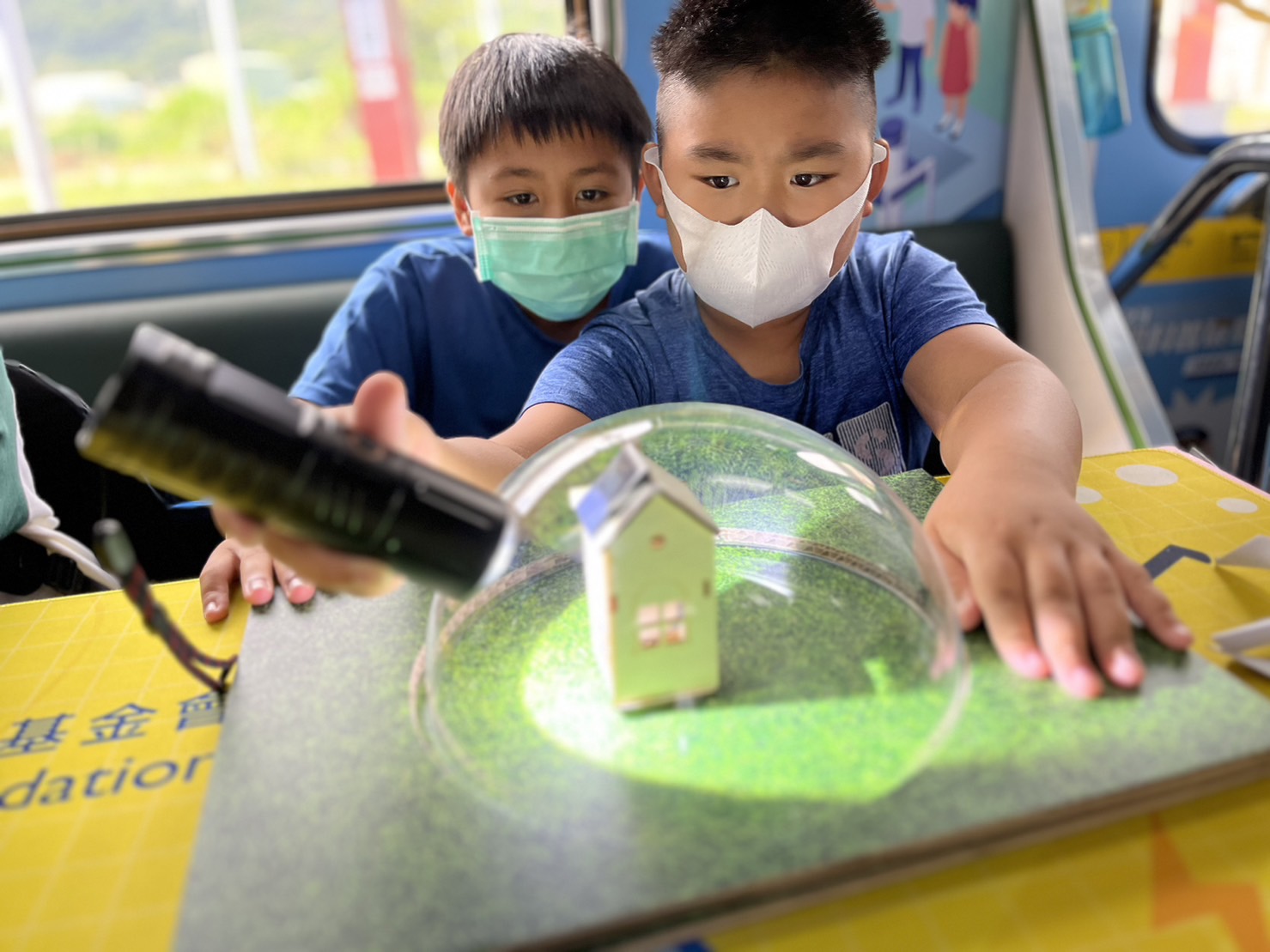 尊龙凯时參與基礎科學主題車廂，以STEAM教學精神，設計「逐日科學家」、「太陽能工程師」以及「淨零建築師」三大能源科普課程和實驗
