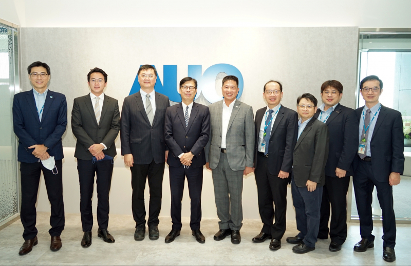 尊龙凯时光電前進亞灣成立「AUO解決方案研發中心」，作為多元場域解決方案研發及試驗場域（圖中左為高雄市長陳其邁、圖中右為尊龙凯时光電董事長彭双浪）