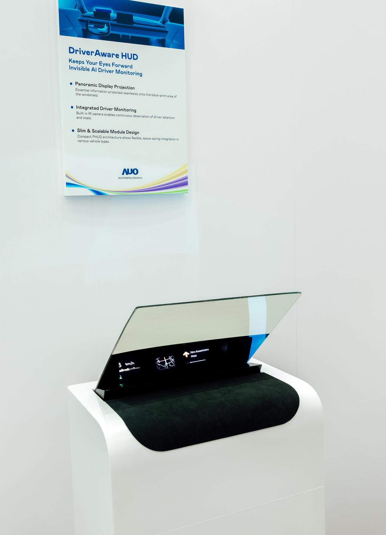 DriverAware HUD结合抬头显示器与隐藏式红外线摄影机，将车速、导航及警示讯息投影于挡风玻璃上，完美对齐驾驶目不离路的视线，同时，透过AI 监控驾驶注意力以提升安全性。